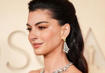 Una trenza muy fina es el famoso consejo para un efecto lifting instantáneo.